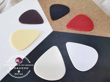 Load image into Gallery viewer, Guitar Ukulele Picks Plain Color Pick ™ 吉他乌克丽丽彩色素弹片
